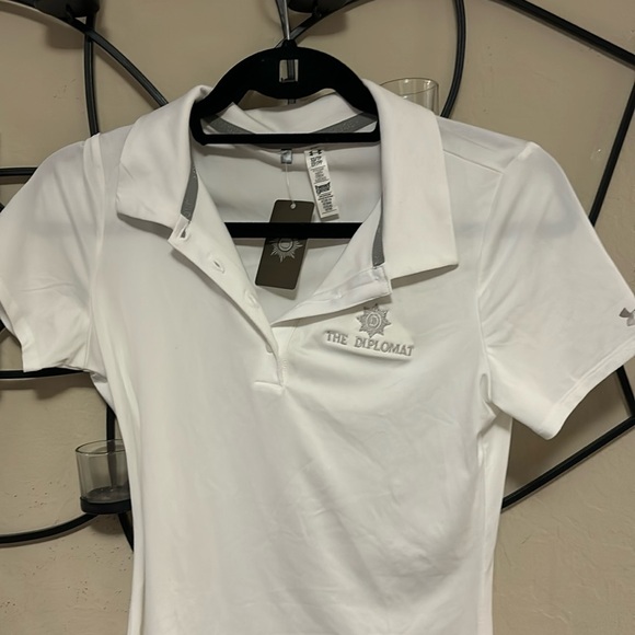 NWT The Diplomat Golf Course Under Armour Women’s White Polo Top Shirt XS - Picture 2 of 9